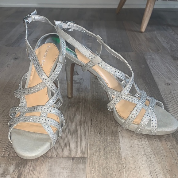 Gianni Bini Silver Heels PROM PERFECT - Picture 1 of 6